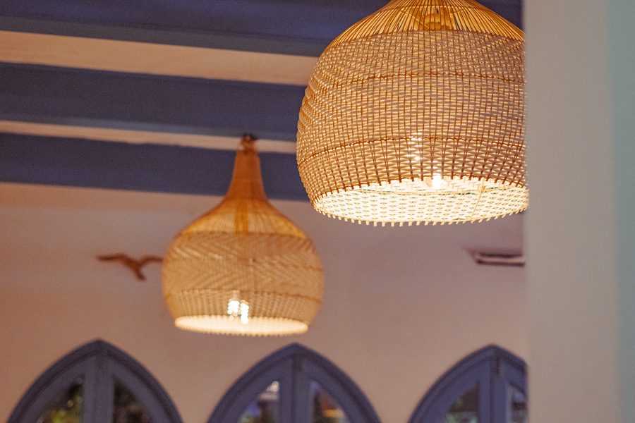 Interior No Stress Restaurant — lámparas de mimbre